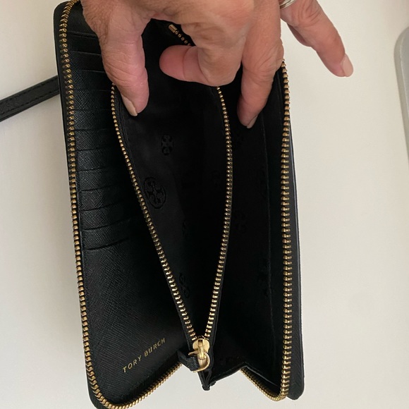 Tory Burch Black Robinson Zip Wallet - Picture 3 of 7